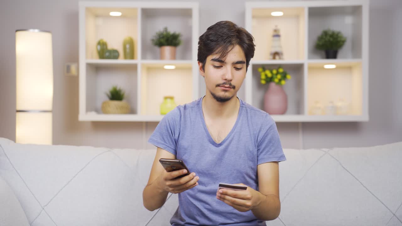 신용카드를 가진 쇼핑맨.