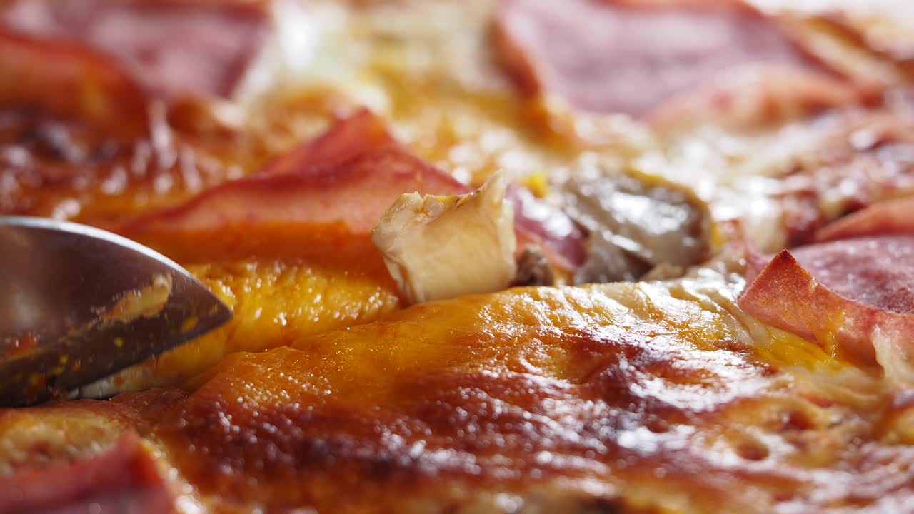 Primo piano di una pizza farcita