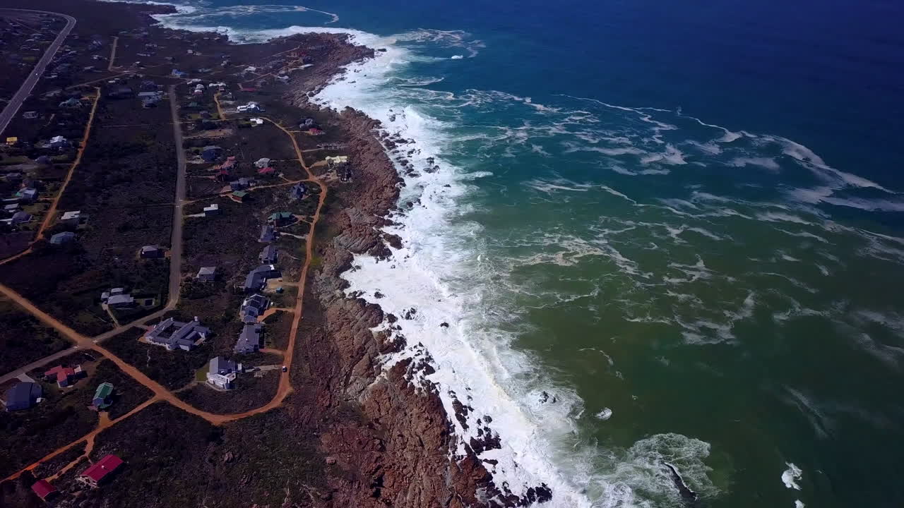 el mar es leal a la orilla, siempre regresando