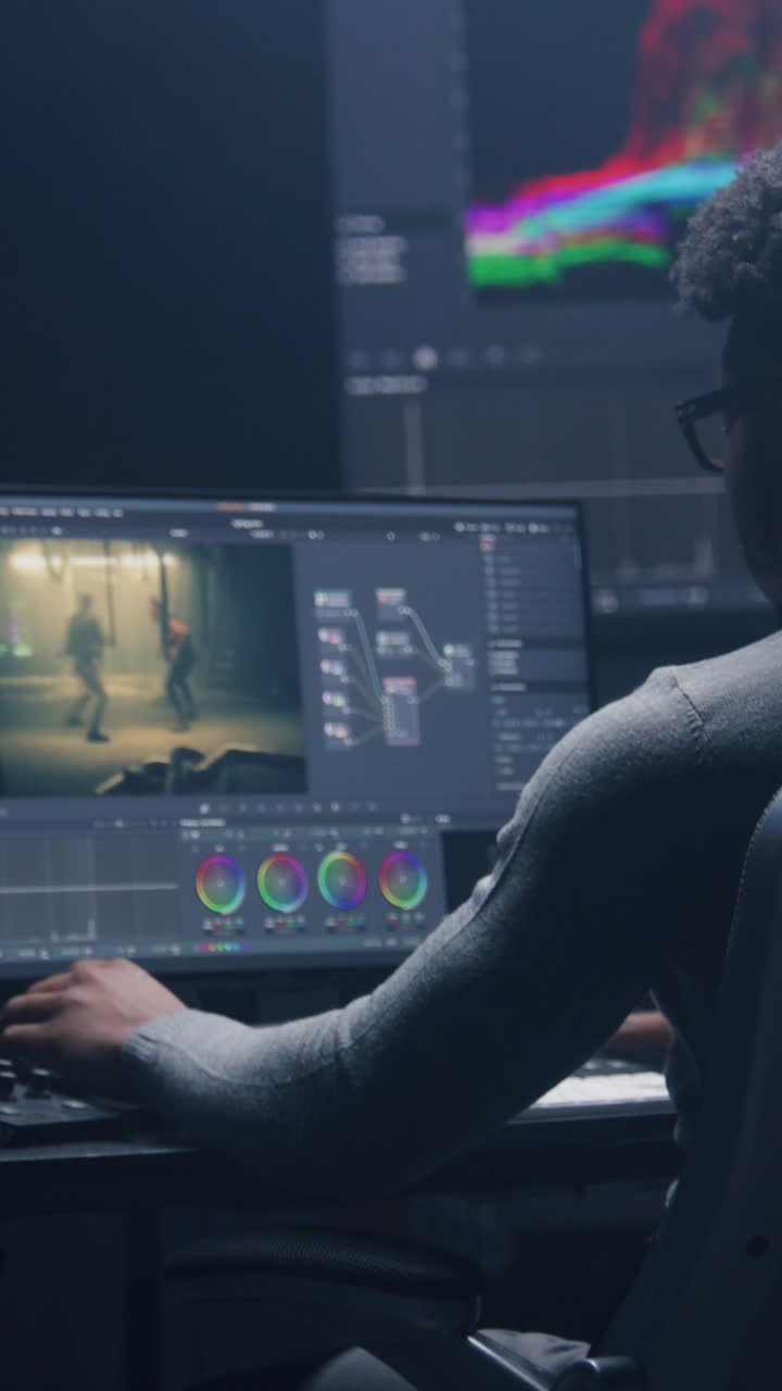 editor de video en el trabajo