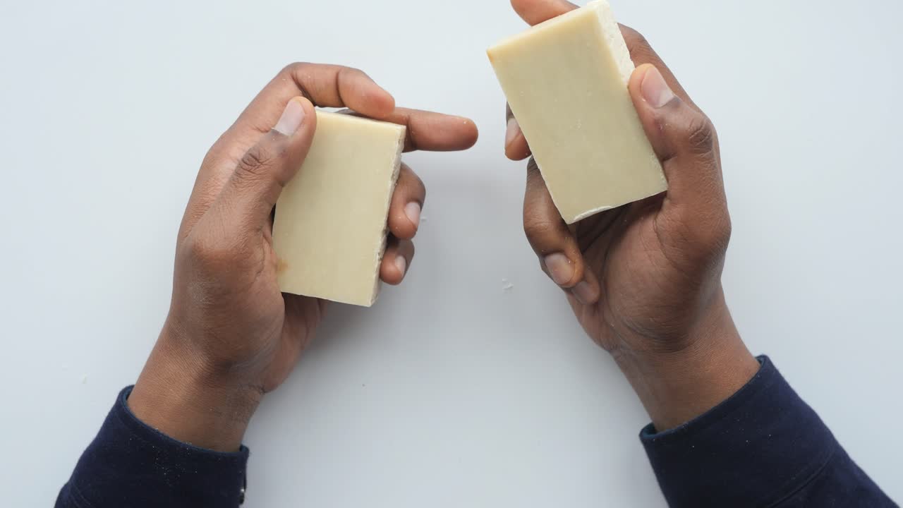 손으로 들고 있는 집에서 만든 천연 비누 바