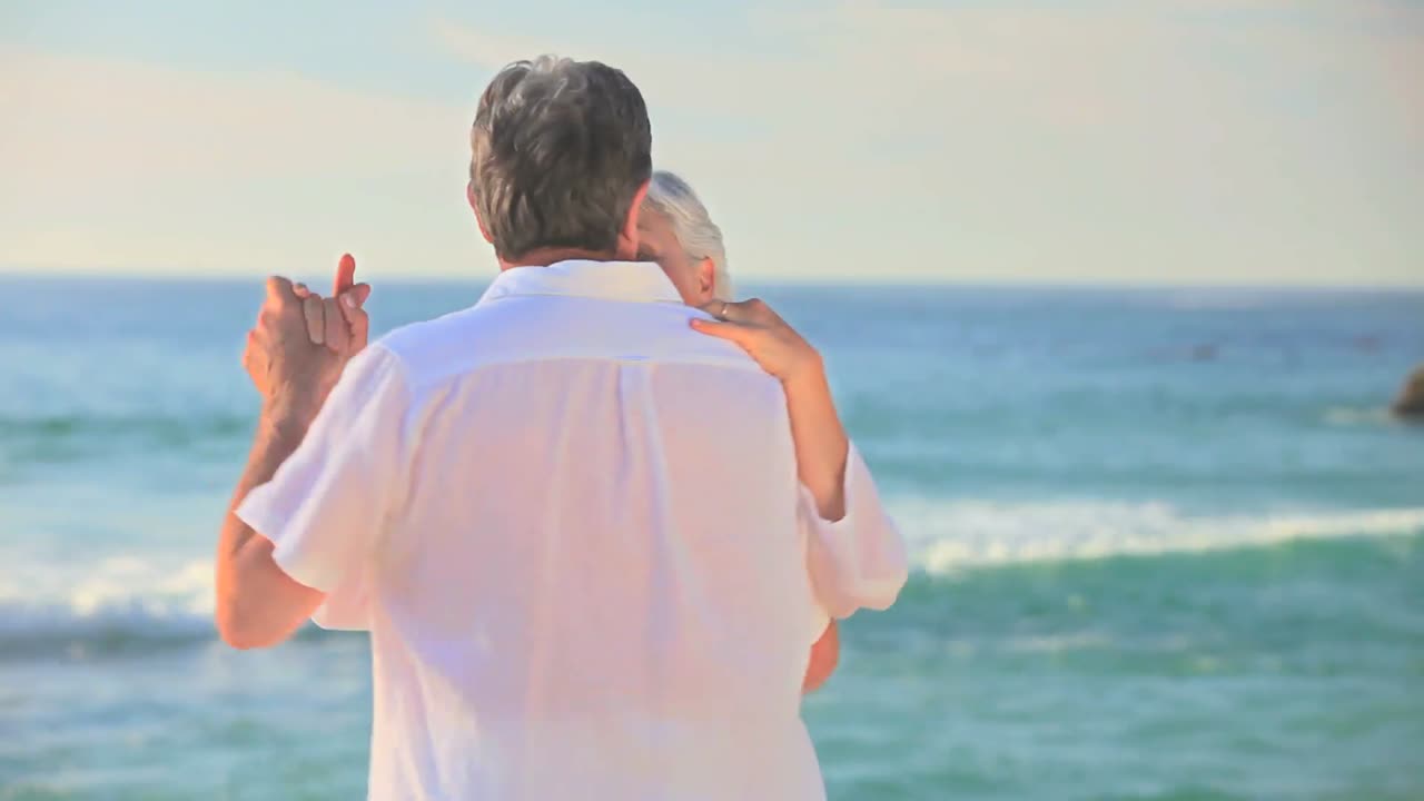 해변에서 춤을 추는 성숙한 커플