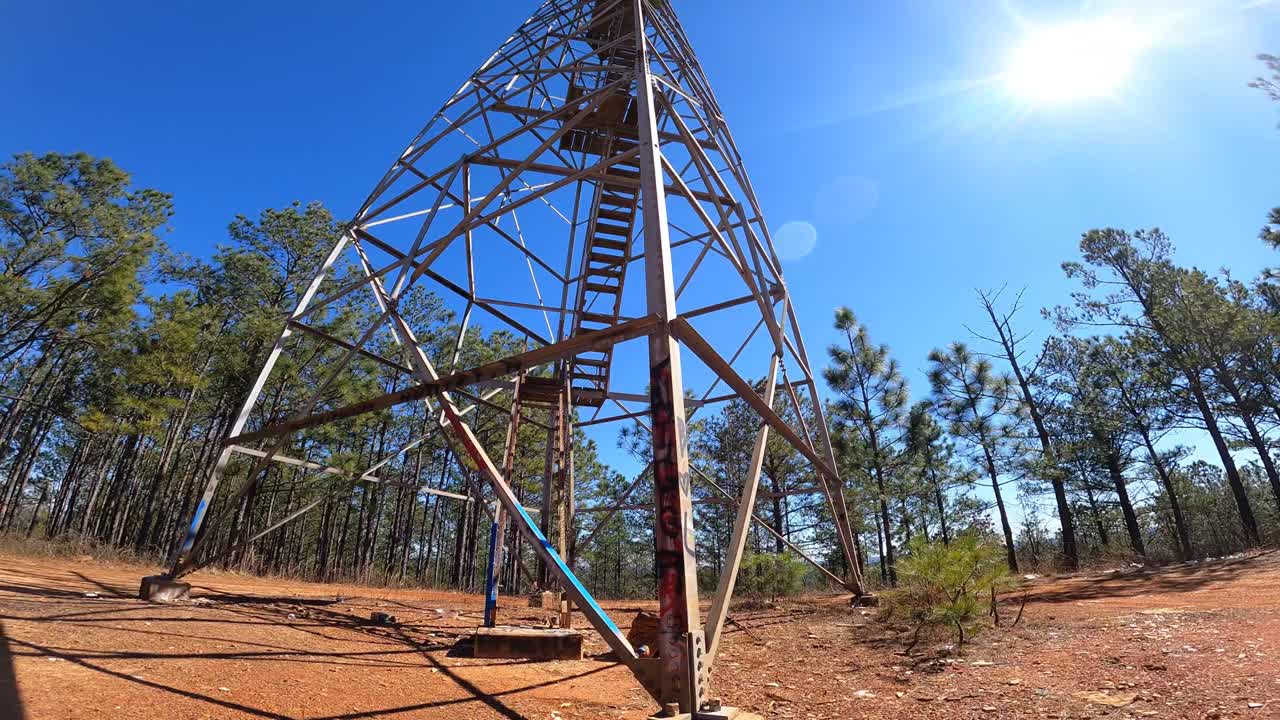 torre de vigilancia de incendios abandonada en el bosque nacional