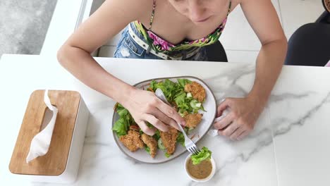 woman eating crispy chicken salad