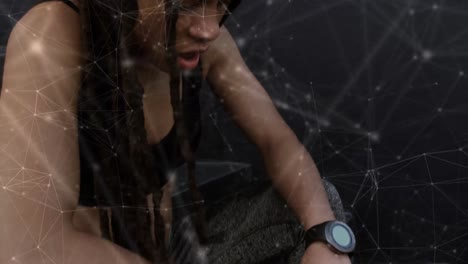 red de conexiones contra la cansada mujer afroamericana en forma sentada en las escaleras