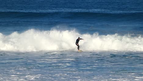 vista de cerca del surfista surfeando en el océano en playas eutópicas