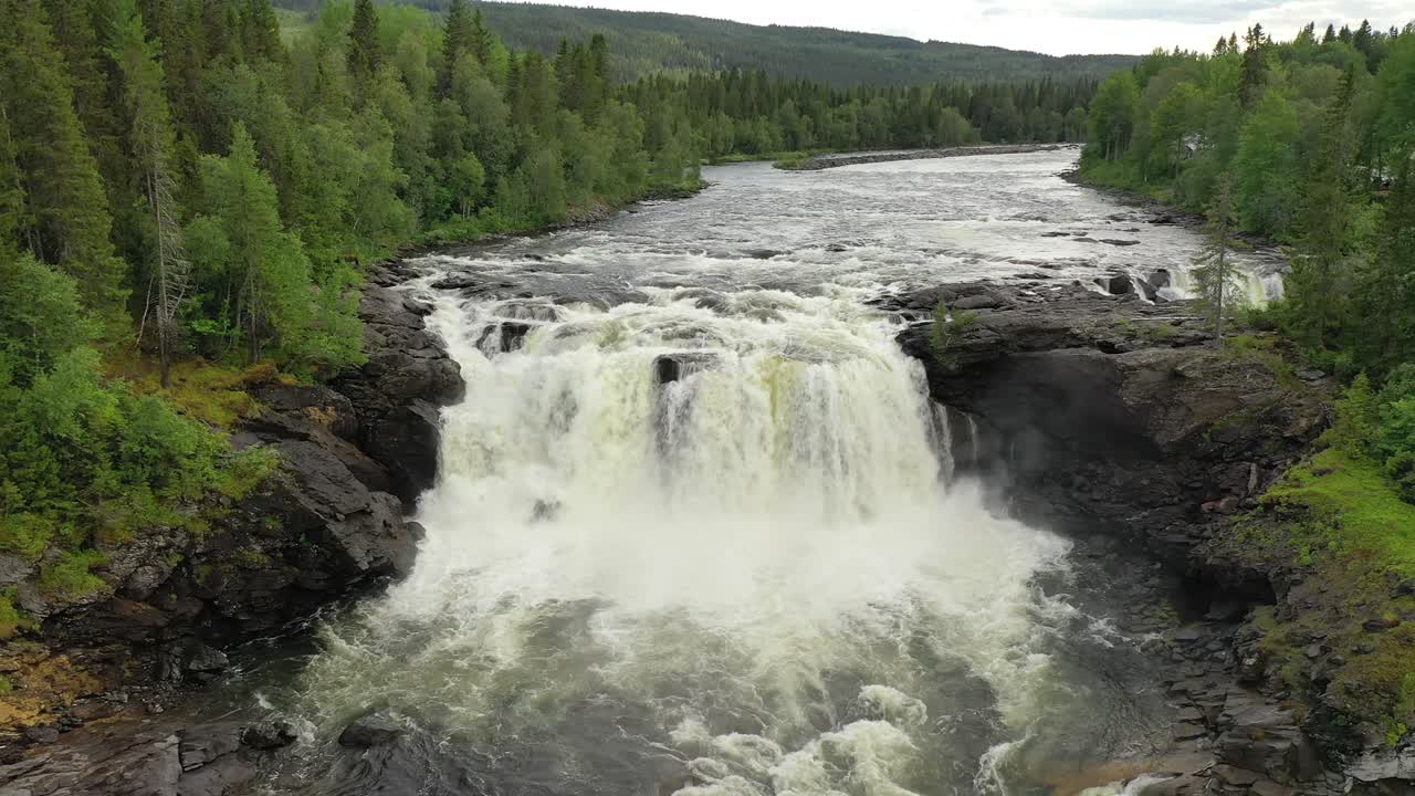 la cascada de ristafallet en la parte occidental de jamtland está catalogada como una de las cascadas más hermosas de suecia.