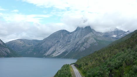 vista aérea de una carretera estrecha en la montaña a lo largo del tysfjorden con la montaña stetind en noruega