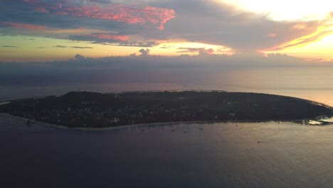 Vista-Aérea-De-La-Isla-Gili-Trawangan-En-Medio-Del-Océano-Durante-La-Puesta-De-Sol-Cielo-Nublado,-Indonesia-Hermoso-Paraíso-Hotel-Resort-Destino-Vacacional