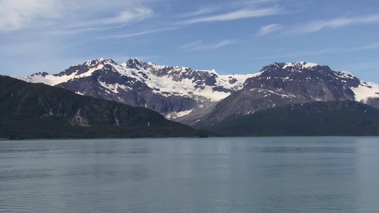 Catena montuosa innevata in una giornata di sole in Alaska.