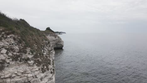 Drohnenflug-Entlang-Einiger-Klippen-Am-Meer-In-Dänemark-Mit-Vögeln