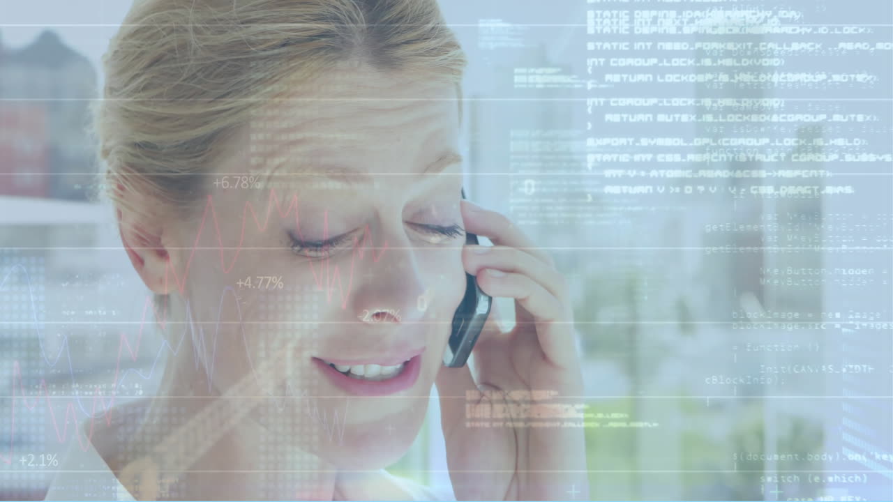 анимация обработки данных над кавказской женщиной, использующей смартфон