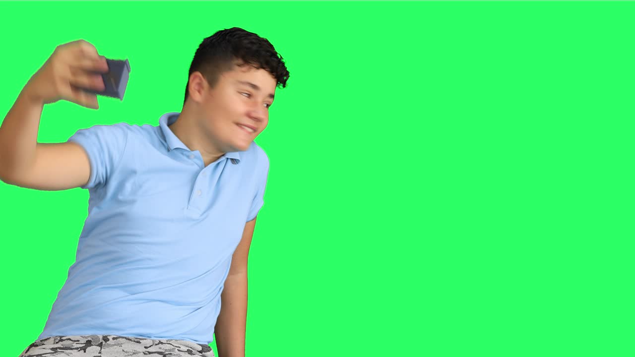 подросток делает селфи на зеленом экране