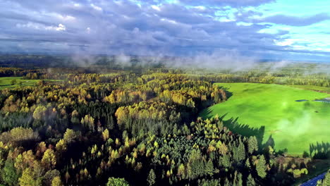 Sobrevuelo-Aéreo-Idílico-Paisaje-Escénico-Con-Bosques-Y