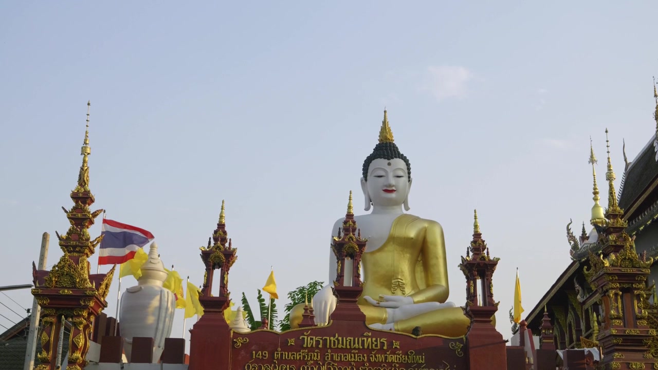 Carrellata mozzafiato che svela una statua di Buddha in un tempio thailandese al rallentatore