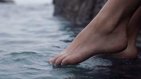 близко женские ноги играют в воде брызгают босиком наслаждаются спокойным пляжем на берегу моря