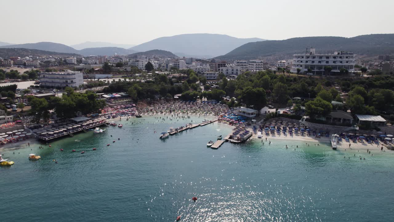 Veduta aerea della popolare zona lungomare sulla spiaggia di Ksamil, Albania, Mediterraneo