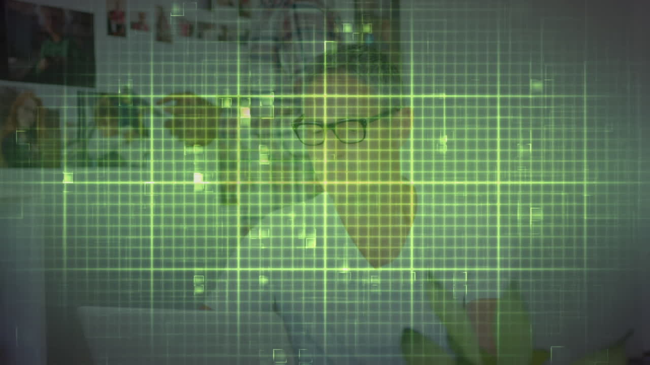 사무실에서 노트북을 사용하는 백인 사업가에 대한 이소 전기 선의 애니메이션