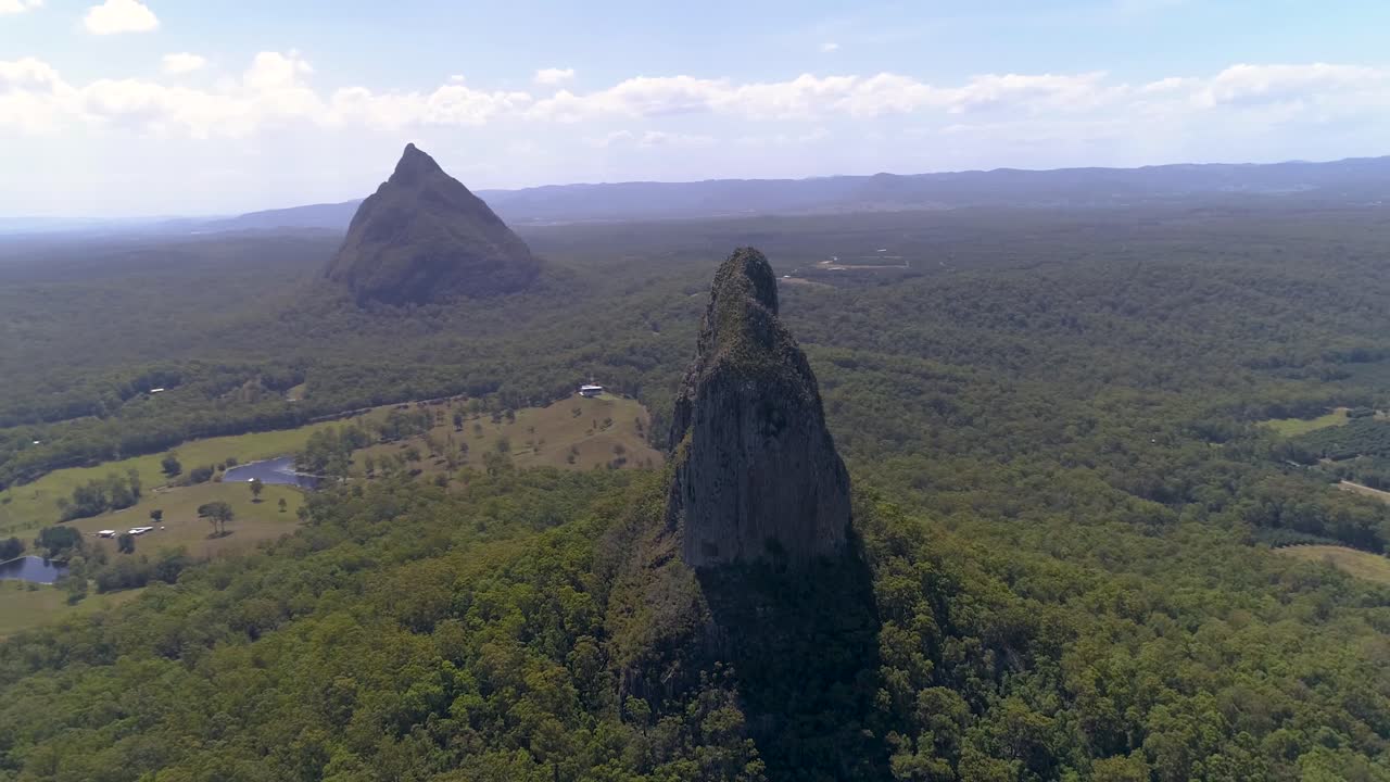 una vista aérea muestra las montañas de la casa de cristal en queensland australia 1
