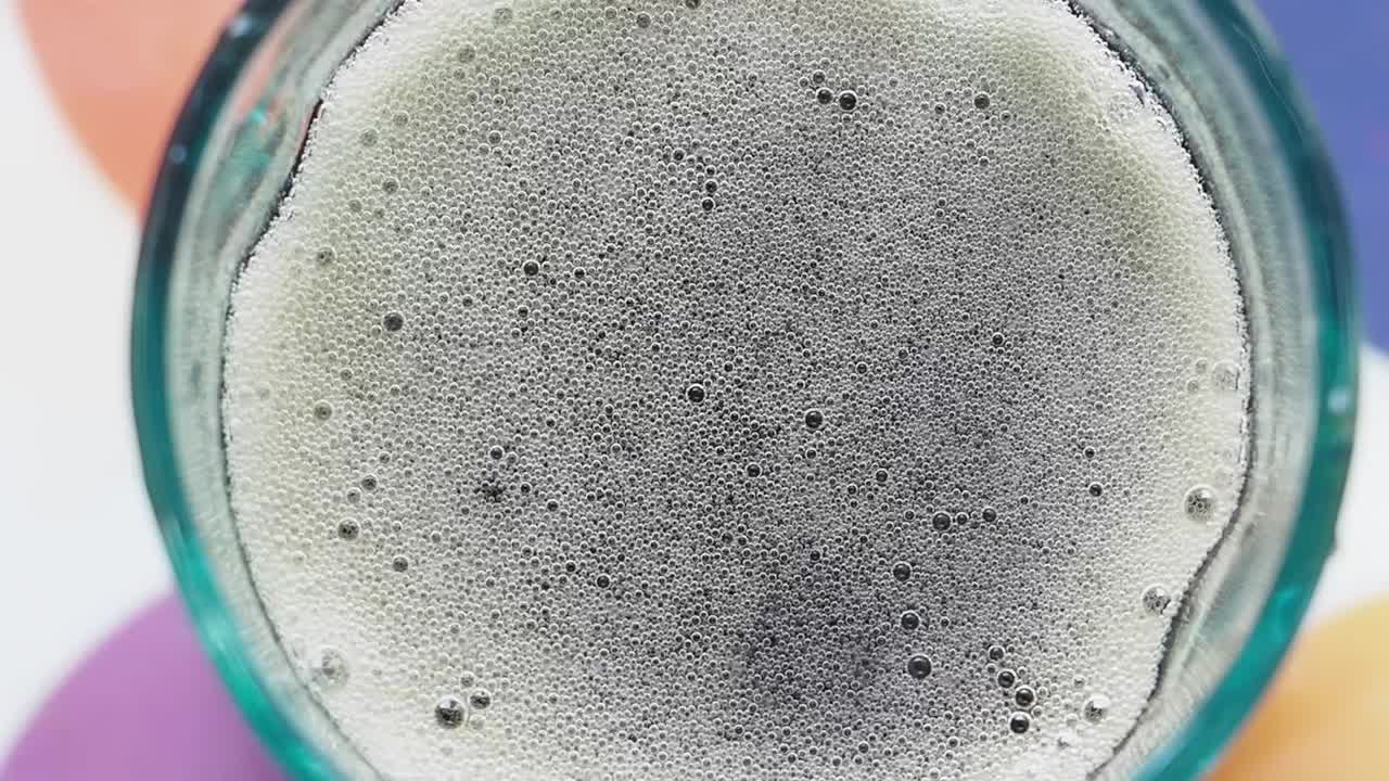 cerca de una bebida con burbujas en un vaso