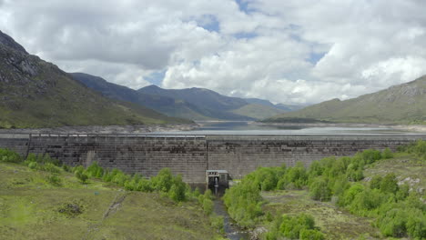 Una-Vista-Aérea-De-La-Represa-De-Cluanie-En-Loch-Cluanie-En-Un-Buen-Día