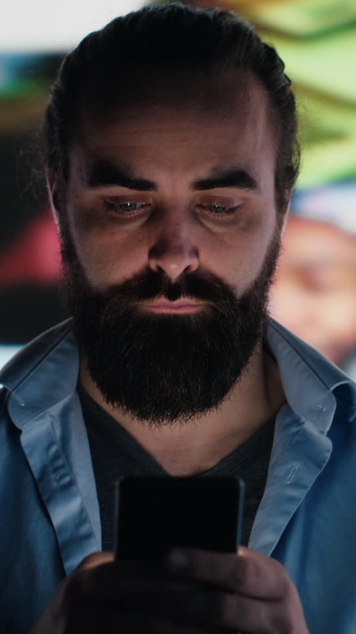 Video verticale: Giovane adulto che si consuma davanti allo schermo del telefono a causa dell'abuso dei social media