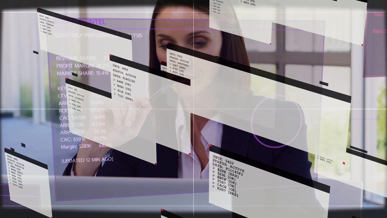 Forretningsanalytiker ved skrivebord, sænker kuglepen, tapper på bærbar computer, mens HUD-vinduer glider ind og analyserer data