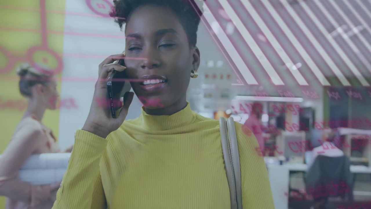 animación del procesamiento de datos financieros sobre una mujer de negocios biracial que usa un teléfono inteligente