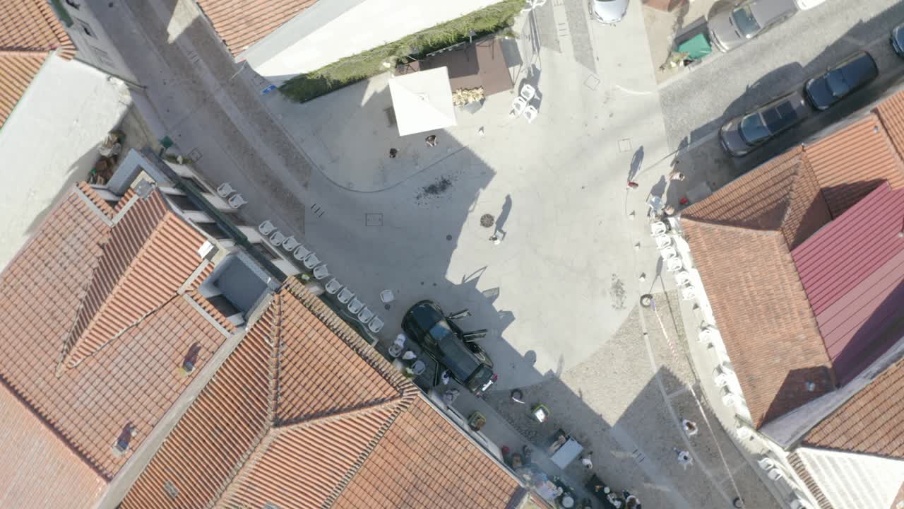 드론이 포르투갈의 비는 광장의 위쪽을 촬영합니다. 사람들이 인기 있는 파티를 준비하고 있습니다.