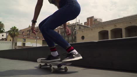 Chica-Patinadora-Haciendo-Trucos-En-La-Cola-En-Cámara-Lenta