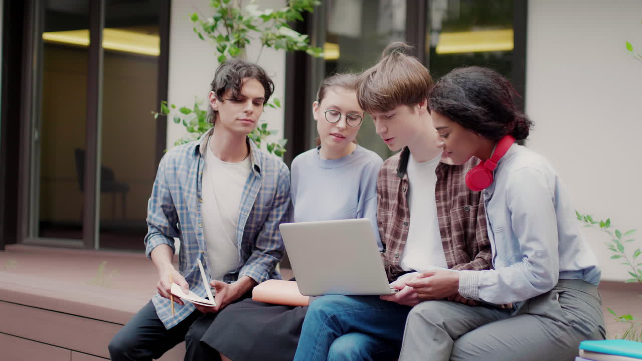 대학 캠퍼스의 다민족 친구들.