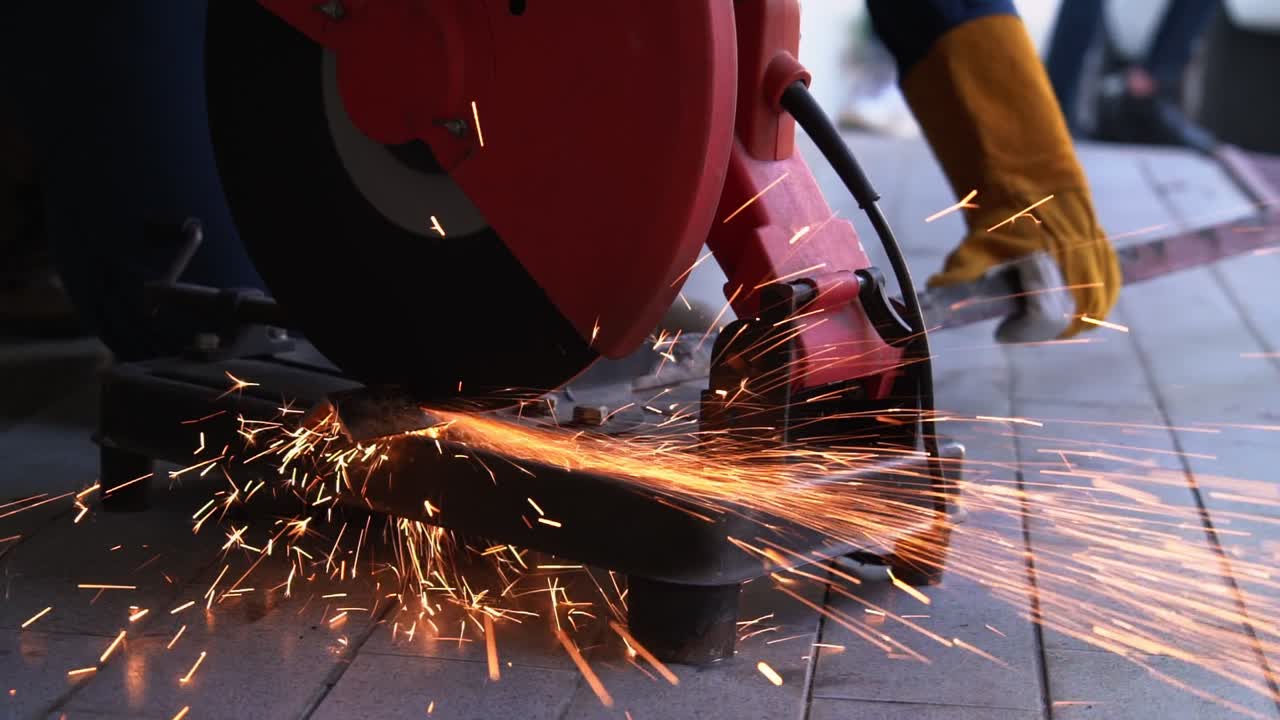 el mecánico profesional está cortando metal de acero.