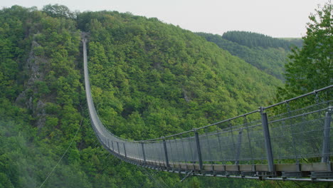 Geierlay-Hängebrücke-Weit-Am-Morgen-Am-Sommertag-Erschossen