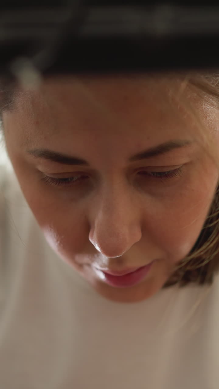 mujer triste descansa en la cinta de correr en el gimnasio de primer plano. mujer fatigada respira fuertemente apoyándose en el entrenador en casa. deportista cansada de un duro entrenamiento físico