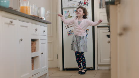 Niña-Feliz-Bailando-En-La-Cocina-Divirtiéndose-Haciendo-Movimientos-De-Baile-Divertidos-Disfrutando-El-Fin-De-Semana-En-Casa