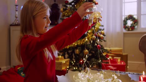 chica en casa en tiempo de navidad