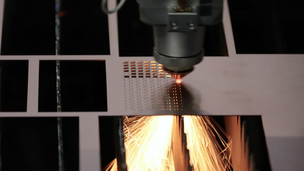 taglio laser cnc del metallo, moderna tecnologia industriale.