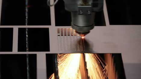 corte láser cnc de metal, tecnología industrial moderna.