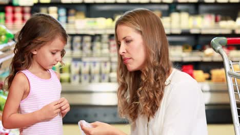 Madre-E-Hija-Recogiendo-Pimienta-En-El-Supermercado.