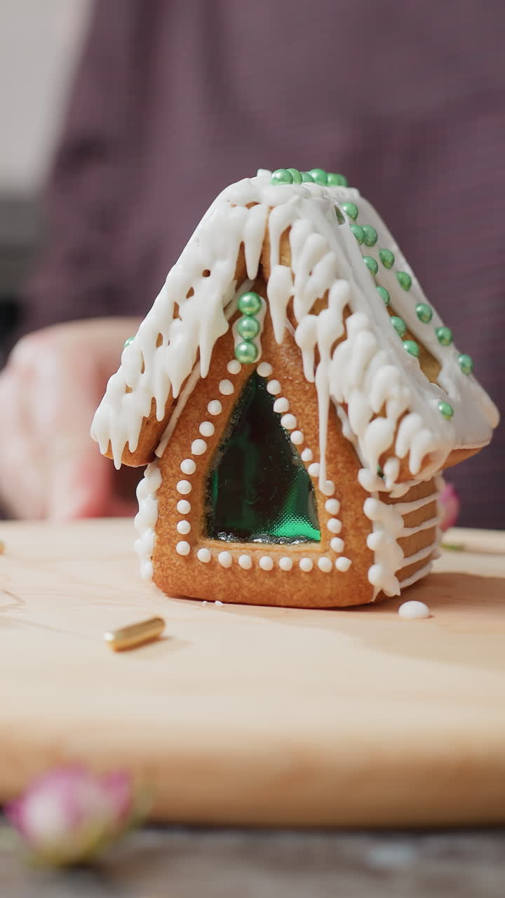 panadero anciano en vestido a cuadros se sienta en una cocina acogedora, girando suavemente el pastel decorado en una bandeja de madera, luz de vela cálida, gabinetes blancos y atmósfera rústica