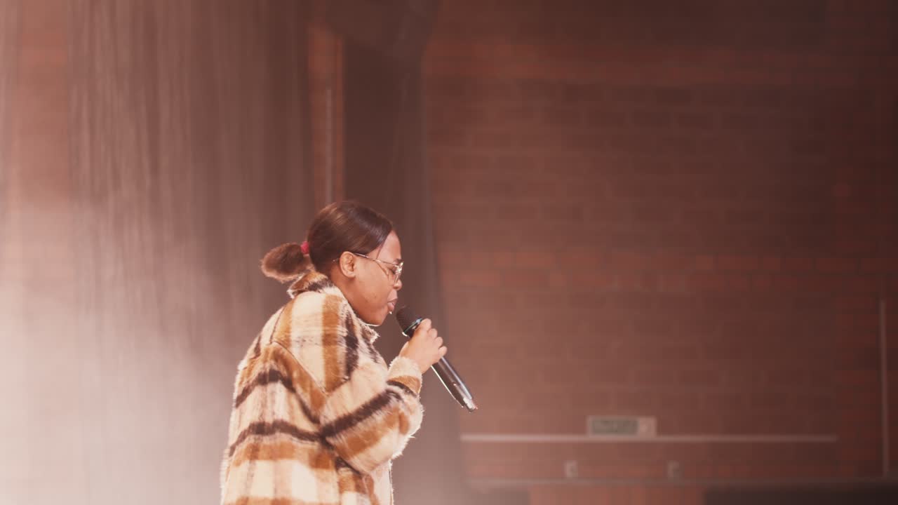 mujer actuando en el escenario