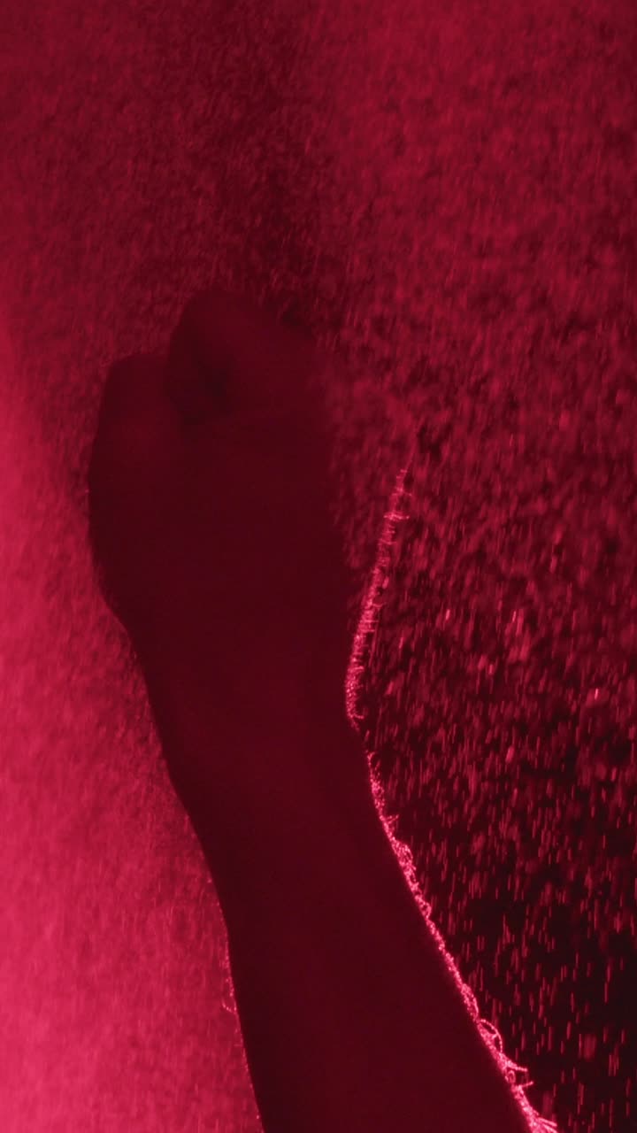 mano horror con luce rossa