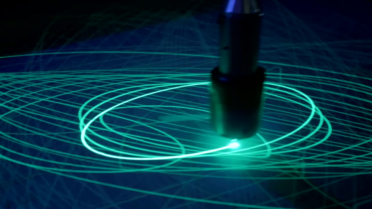 큰 기둥은 인 표면에 빛으로 타원형을 그립니다.