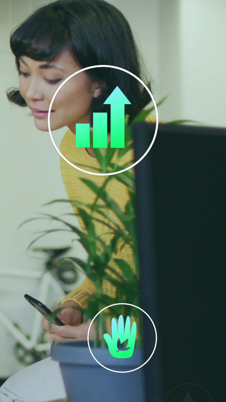 Mujer asiática adulta tocando el teléfono, lanzando un gráfico de euros en forma de gota e iconos de manos subiendo, mostrando crecimiento