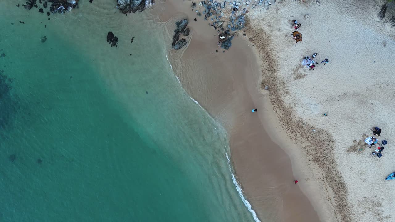 vistas a la playa en cámara lenta en huatulco, oaxaca. vista aérea
