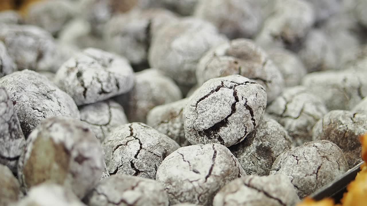 Primo piano di biscotti al cioccolato increspati ricoperti di zucchero a velo
