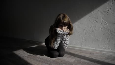 una mujer joven en una habitación oscura