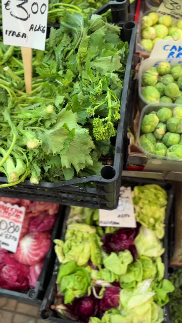 Cima de nabo e radicchio frescos em um mercado
