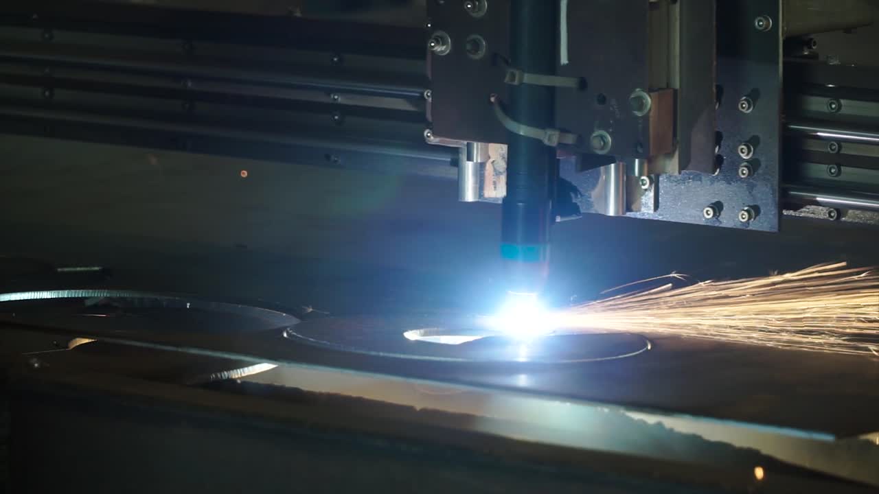 máquina de corte por plasma en acción