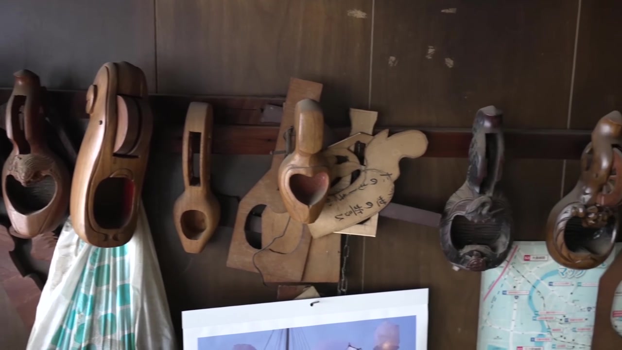 Collezione di calamai in legno fatti a mano appesi a una parete di un laboratorio in uno studio artigianale tradizionale giapponese
